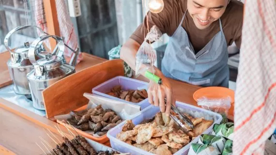 Bisnis Angkringan Panen Cuan, Begini Panduan Merintisnya!